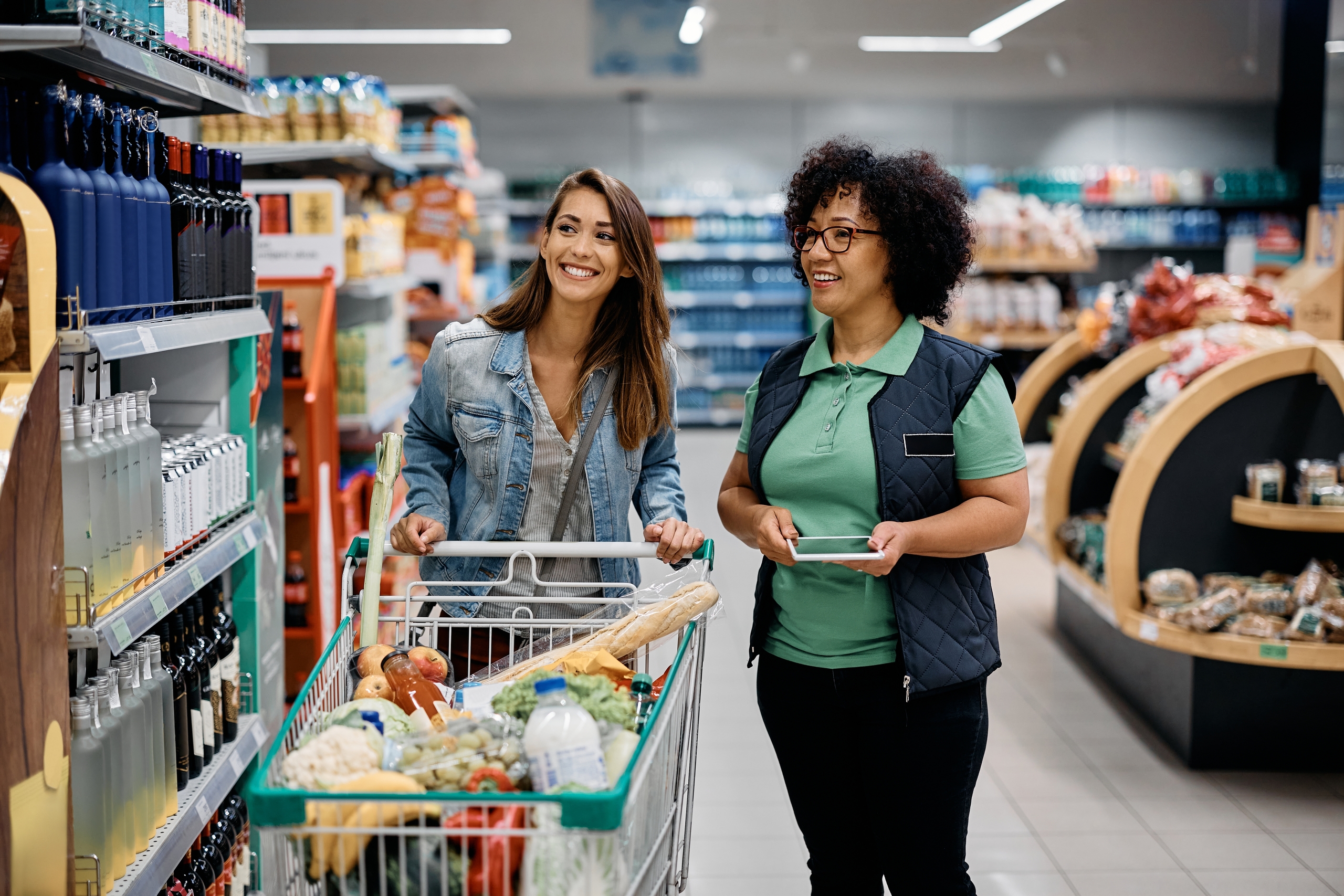 trabajador en tienda feliz con cliente feliz