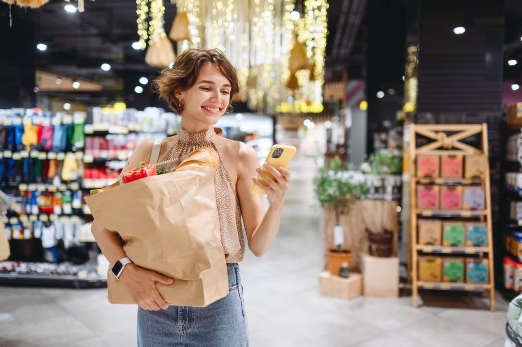 Mujer comprando en tienda con IA en retail