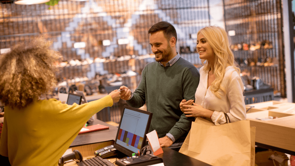 Pareja feliz comprando en una tienda