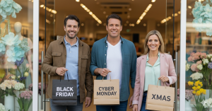 "Tres compradores sonrientes con bolsas de Black Friday, Cyber Monday y Navidad saliendo de una tienda / Three smiling shoppers with Black Friday, Cyber Monday, and Christmas bags leaving a store